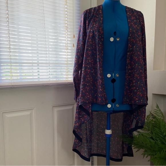 Black Floral print sheer women kimono asymmetrical hemline top. One size. Used. - Picture 4 of 13